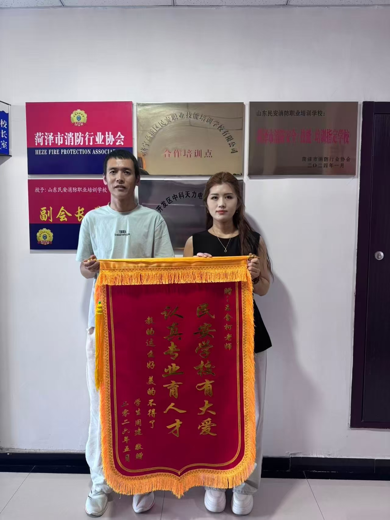送锦旗照片.jpg